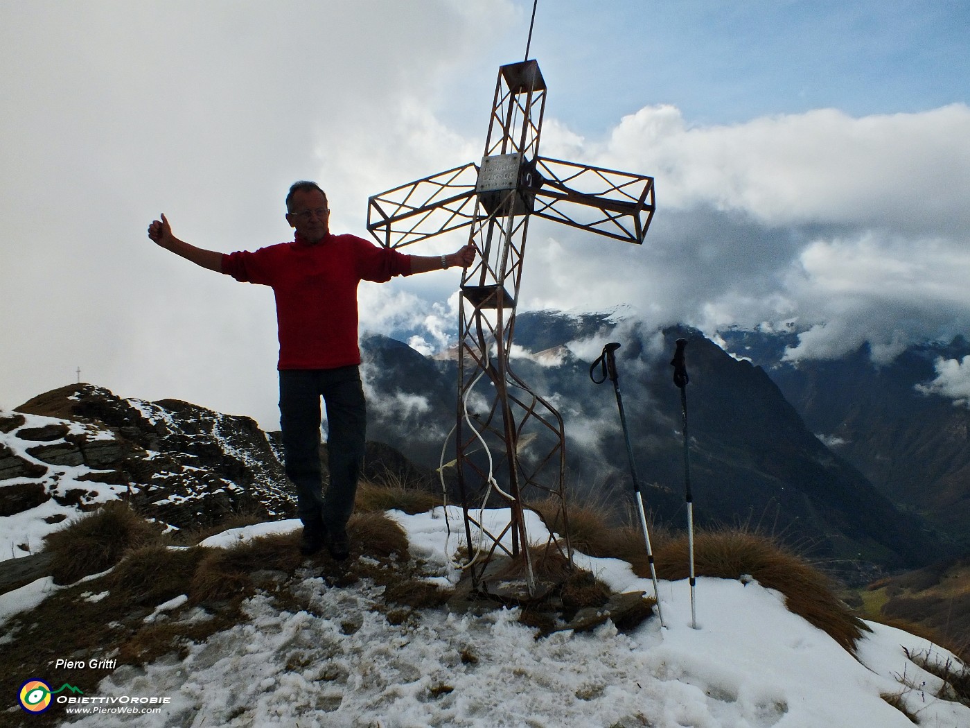 57 Alla croce di vetta del Sasna (2228 m).JPG
